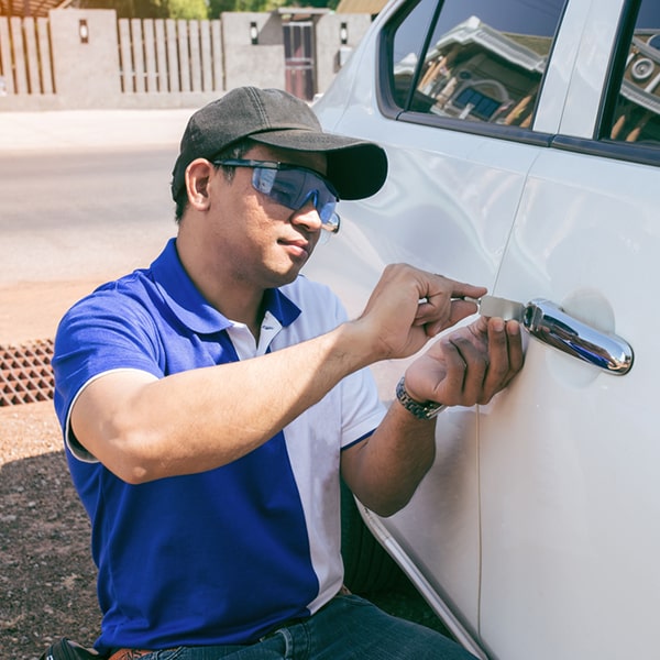 ofrecemos servicios de apertura de puertas, reparación de cerraduras y duplicado de llaves en nuestra cerrajería de autos